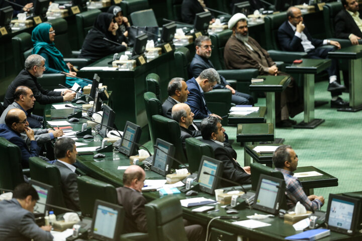 حقوق کارکنان دولت در سال آینده ۲۰ درصد افزایش می‌یابد