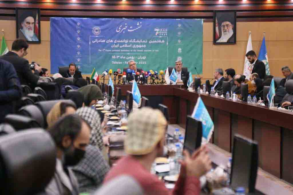 به گزارش پول و اعتبار به نقل از روابط عمومی سازمان توسعه تجارت ایران، محمدعلی دهقان دهنوی در نشست خبری بامحوریت هفتمین نمایشگاه توانمندی‌های صادراتی ایران (ایران اکسپو) که ۸ تا ۱۲ اردیبهشت ۱۴۰۴ برگزار خواهد شد، اظهار کرد: نمایشگاه ایران اکسپو نشان‌دهنده توانمندی‌های کشور است و تلاش داریم در این نمایشگاه به بازدیدکنندگان نشان دهیم که شرکت‌های ایرانی چه توانمندی‌هایی برای صادرات کالا به دیگر کشورها دارند و از این طریق صادرات را افزایش دهیم.