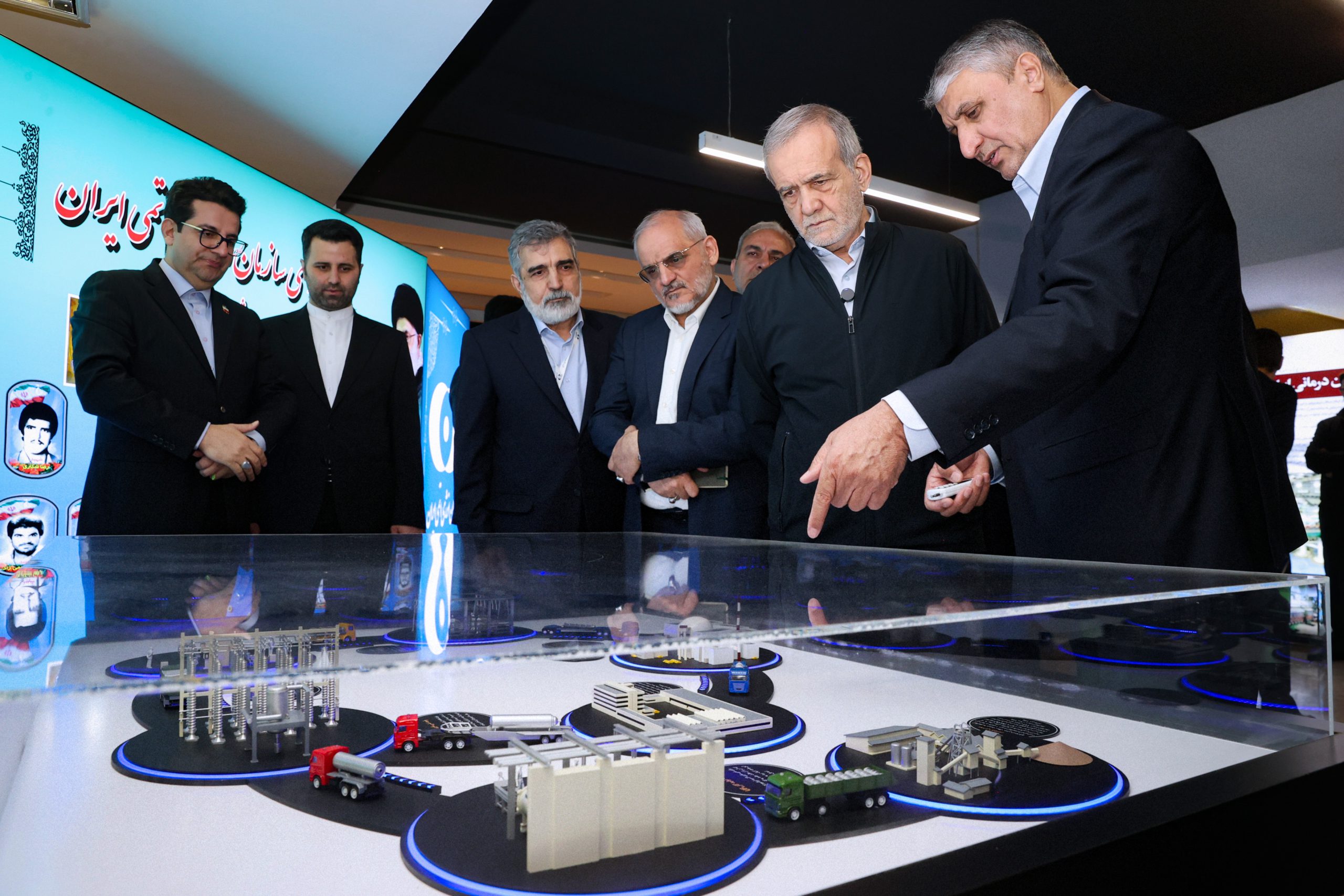 بازدید دکتر پزشکیان از نمایشگاه دستاوردهای صنعت هستهای کشور