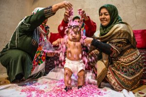 هم‌آغوشی نوزادان ۱۸ استان با گلبرگ‌های محمدی – جمهورآنلاین