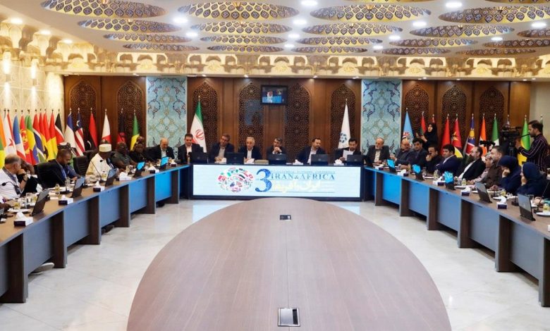 به گزارش پول و اعتبار: مهمانان سومین اجلاس همکاری‌های ایران و آفریقا در قالب فعالان اقتصادی و دیپلمات‌های کشورهای آفریقایی برای نخستین بار شامگاه سه‌شنبه 9 اردیبهشت 1404 با هدف توسعه مناسبات تجاری و معرفی ظرفیت‌های اقتصادی، صنعتی و گردشگری استان اصفهان، وارد این کلانشهر شدند و به مدت 2 روز از 10 مرکز صنعتی، علمی و فناوری این استان بازدید کردند.