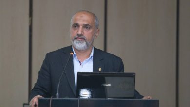 به گزارش پول و اعتبار، عضو هیأت عامل و معاون امور دریایی سازمان بنادر و دریانوردی با بیان این مطلب در نخستین همایش سالانه راهنمایان کشتی نگین سبز اظهار داشت: شما دریاییان و دریادلان بزرگ که به‌عنوان راهنما فعالیت می‌کنید و همچنین تیم‌هایی که در قالب کشتی‌بانان در دفاتر خدمات دریایی حضور دارند، از نظافتچی گرفته تا دیگر امور، همه ما در نهایت اعضای یک خانواده هستیم.