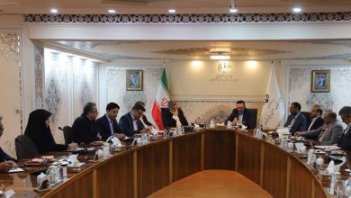 به گزارش پول و اعتبار به نقل از فرینا، در این نشست که با حضور رضا مسرور، دبیر شورای‌عالی مناطق آزاد و ویژه اقتصادی، حجت الله صیدی، رئیس سازمان بورس و اوراق بهادار ، احمد جمالی، مدیرعامل شرکت سرمایه‌گذاری‌های خارجی ایران (ایفیک)، محمدآرام، رئیس هیات مدیره مرکز مبادله ارز و طلای ایران، ابوالفضل کوده‌ئی، رئیس سازمان سرمایه‌گذاری و کمک‌های اقتصادی و فنی ایران، سیدعلی سجادی مدیرعامل شرکت مشاور سرمایه گذاری امین نیکان آفاق و جمعی از  معاونین و مدیران دبیرخانه شورای‌عالی برگزار شد، موضوعات کلیدی شامل تمدید مجوز فعالیت بورس بین‌الملل، سهام‌داری داخلی و خارجی و زیرساخت‌های معاملاتی مورد بحث و تبادل نظر قرار گرفت.