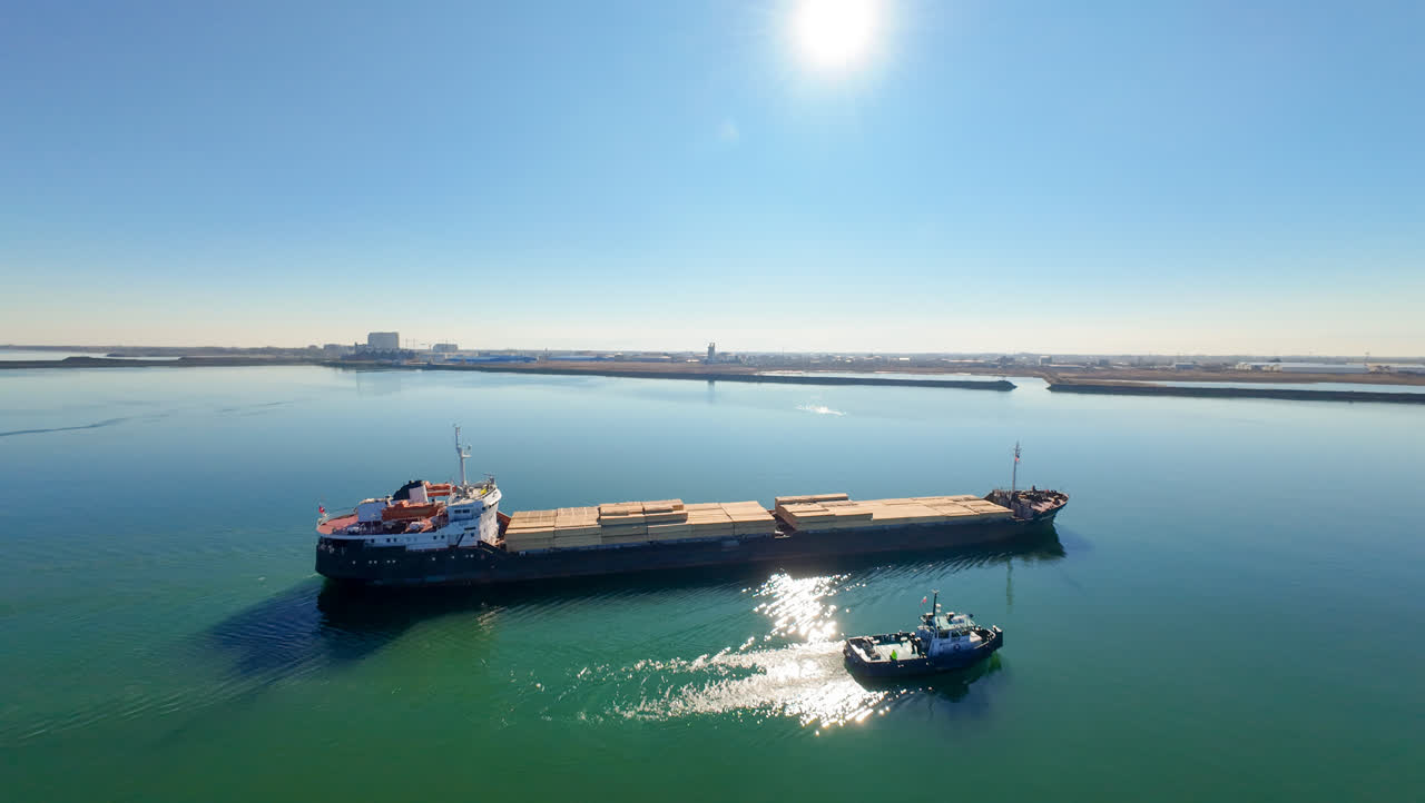 در تعطیلات نوروزی، جریان ترانزیت کالا در منطقه آزاد انزلی فعال بود: حمل‌ونقل ۵۹ هزار تن كالا توسط ۱۷ فروند كشتی