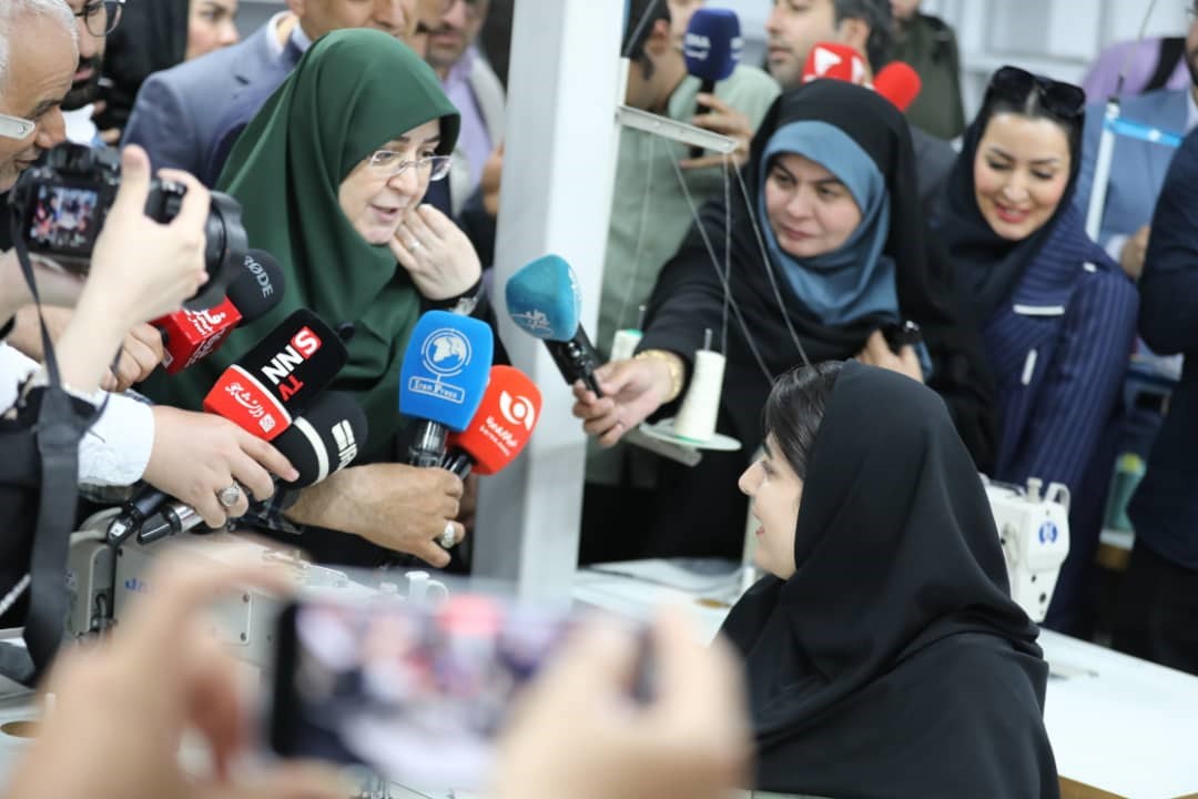 بازدید سخنگوی دولت از یك كارگاه تولیدی پوشاك در منطقه آزاد انزلی