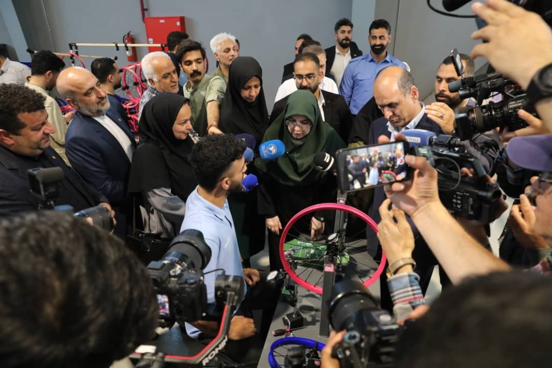 سخنگوی دولت از كارخانه تولیدی دوچرخه بازدید كرد