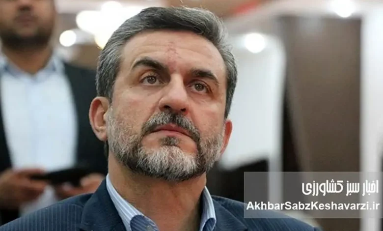 به گزارش پول و اعتبار به نقل از اخبار سبز کشاورزی؛ با توجه به اصول و مواد حقوقی که تصریح دارد بر اینکه یک فرد دولتی، شغل دیگری از جمله بازرگانی، عضو هیئت مدیره و... را نمیتواند در بخش خصوصی داشته باشد، شاپور علاییمقدم ظاهرا در شرکت آتی صبا میهن، هم به عنوان نماینده شرکت و هم به عنوان عضو هیئت مدیره یا نایب رئیس هیئت مدیره سمت رسمی و دخالت در امور مالی دارد.