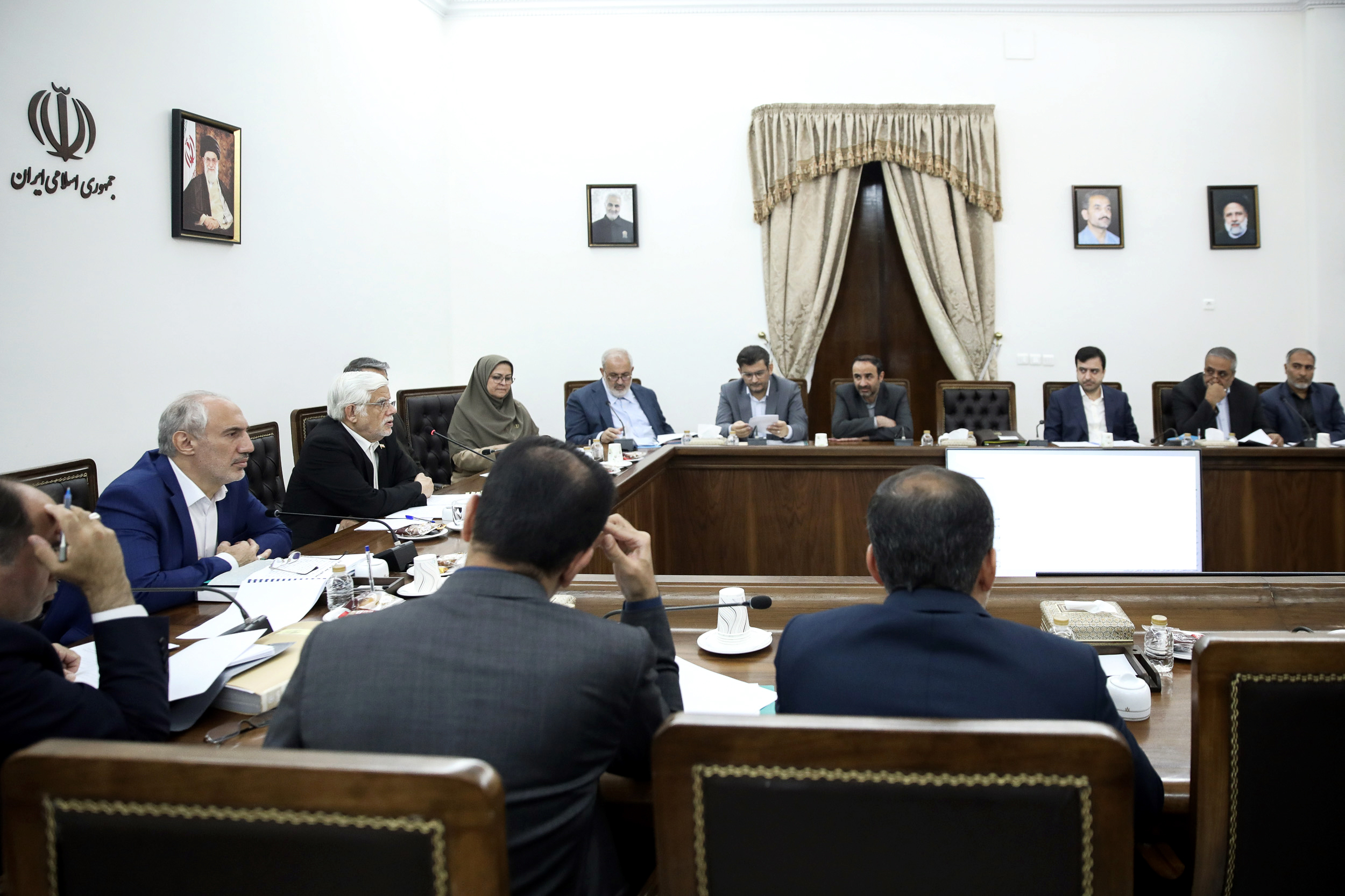 دکتر عارف: تامین انرژی مورد نیاز بخش تولید در اولویت اقدامات دولت است