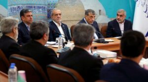 احزاب و سیاسیون باید در میدان عمل خود را نشان دهند