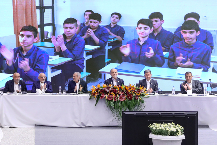 اگر تهدیدهای خارجی ما را نگران نمی‌کند به دلیل تکیه بر انسجام و اراده جمعی مردم است