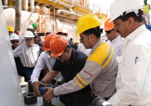 آغاز عملیات نصب و راه‌اندازی رآکتور اوره شرکت پتروشیمی هنگام با حضور شریعتمداری – جمهورآنلاین