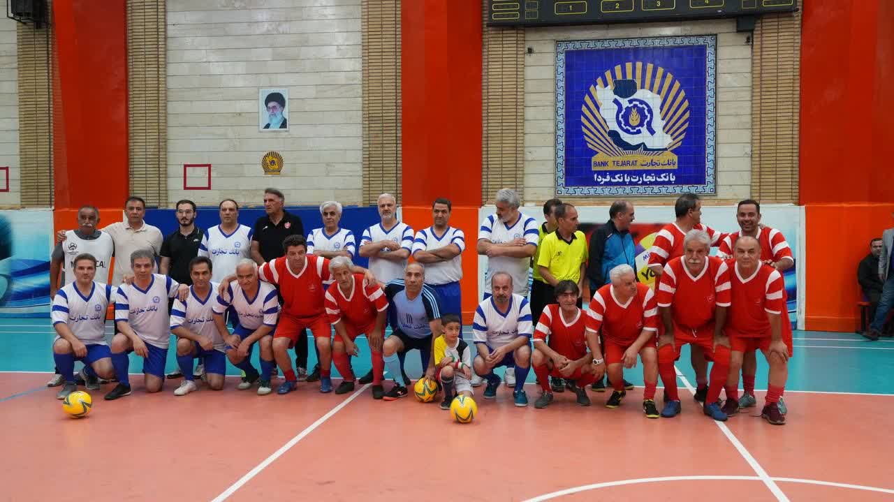 پیشکسوتان پرسپولیس و مدیران بانک تجارت به میدان رفتند