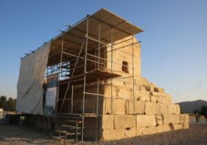 کوروش ، در دیار خویش غریب