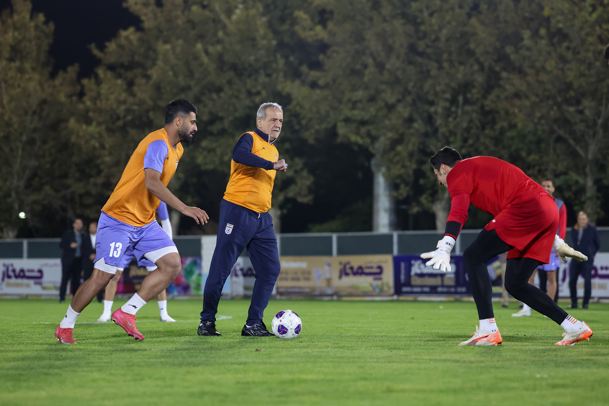 رئیس‌جمهور همراه با ملی‌پوشان فوتبال کشورمان پا به توپ شد