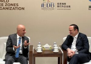 تجلیل سازمان جهانی مناطق آزاد از حضور رضا مسرور در اجلاس جهانی هاینان