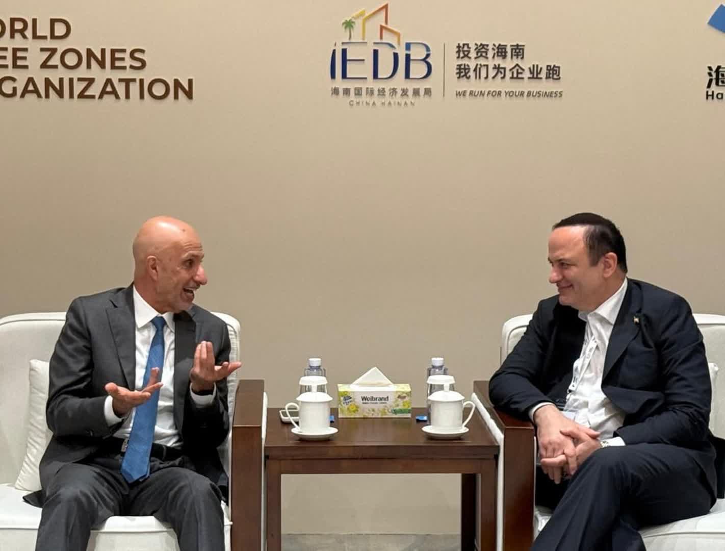 تجلیل سازمان جهانی مناطق آزاد از حضور رضا مسرور در اجلاس جهانی هاینان