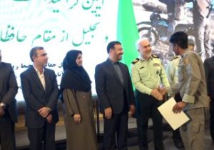 دستی از مهر بر شانه های مردان طبیعت