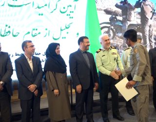 دستی از مهر بر شانه های مردان طبیعت