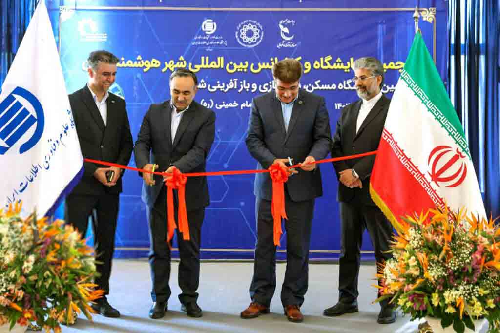 به گزارش پول و اعتبار: مصلای بزرگ تهران این روزها میزبان بزرگ‌ترین رویداد فناورانه کشور به عبارتی ششمین نمایشگاه و کنفرانس شهر هوشمند و هوش مصنوعی ایران است، رخدادی که تلاشی در راستای ساخت ایران هوشمند، پایدار و فناوری ‌محور به شمار می‌رود و توسعه زیرساخت‌های شهری هوشمند، ترویج نوآوری، همچنین تبادل تجارب میان بخش‌های علمی، صنعتی و مدیریتی کشور از اهداف مهم مدنظر آن است، علاوه براین حکمرانی هوش مصنوعی برای ارتقای شهر هوشمند، پیوند دانش، نوآوری و مدیریت شهری، ترسیم مسیر تازه‌ را برای آینده شهر‌های کشور، ارتقا، کیفیت زندگی شهروندان، بهینه‌سازی خدمات شهری و فراهم آوردن محیطی پایدار و ایمن برای همه در آن مورد توجه قرار دارد.