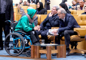 با تکیه بر اراده و پشتکار مردم ایران ایستاده‌ایم تا ایران را هر چه بهتر بسازیم