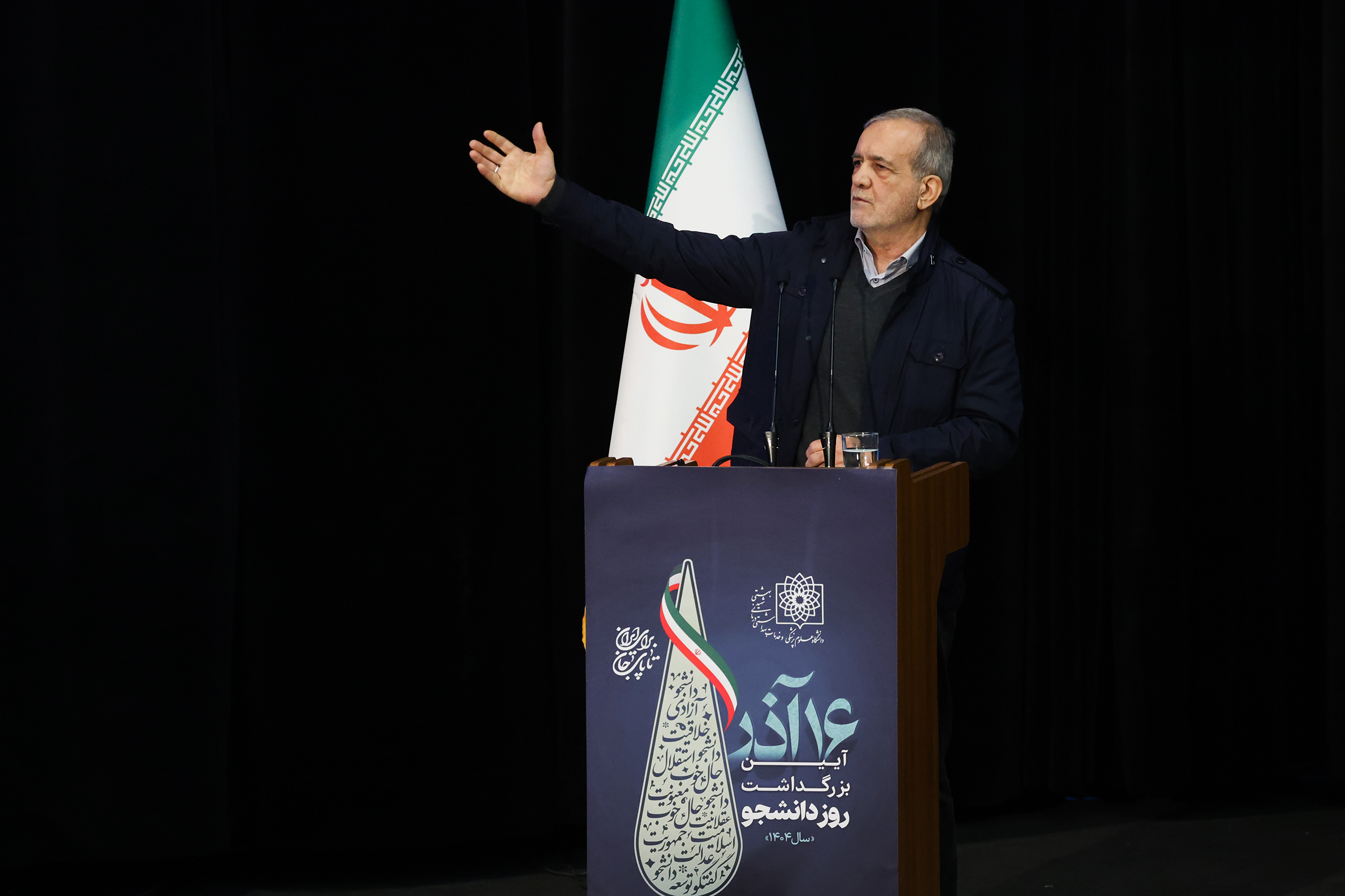 اینکه بخواهیم تصور کنیم کسی آن طرف هست که بخواهد به ما کمک کند خیال باطلی است