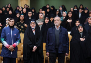 زنان سازندگان آینده کشور و هدایت‌گر رفتارهای فرزندان و همسران خود هستند