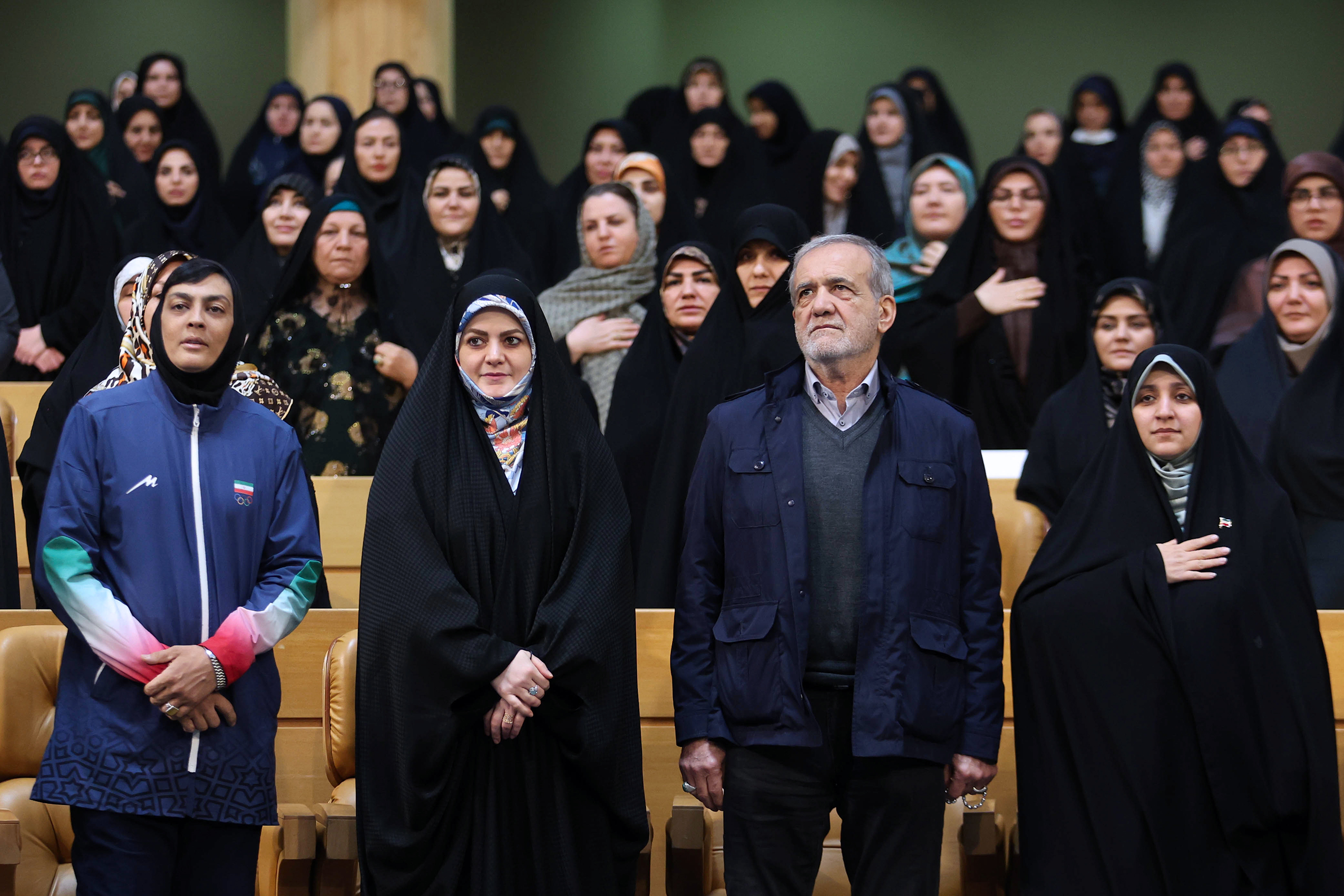 زنان سازندگان آینده کشور و هدایت‌گر رفتارهای فرزندان و همسران خود هستند