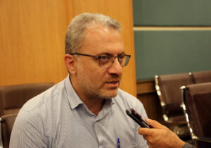 برخی در شهر با ذره‌بین دنبال پیدا کردن یک نقطه‌ضعف هستند تا آن را به نمایش بگذارند 