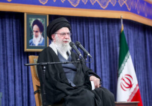 با همراهی مردم دشمن را به زانو در می‌آوریم