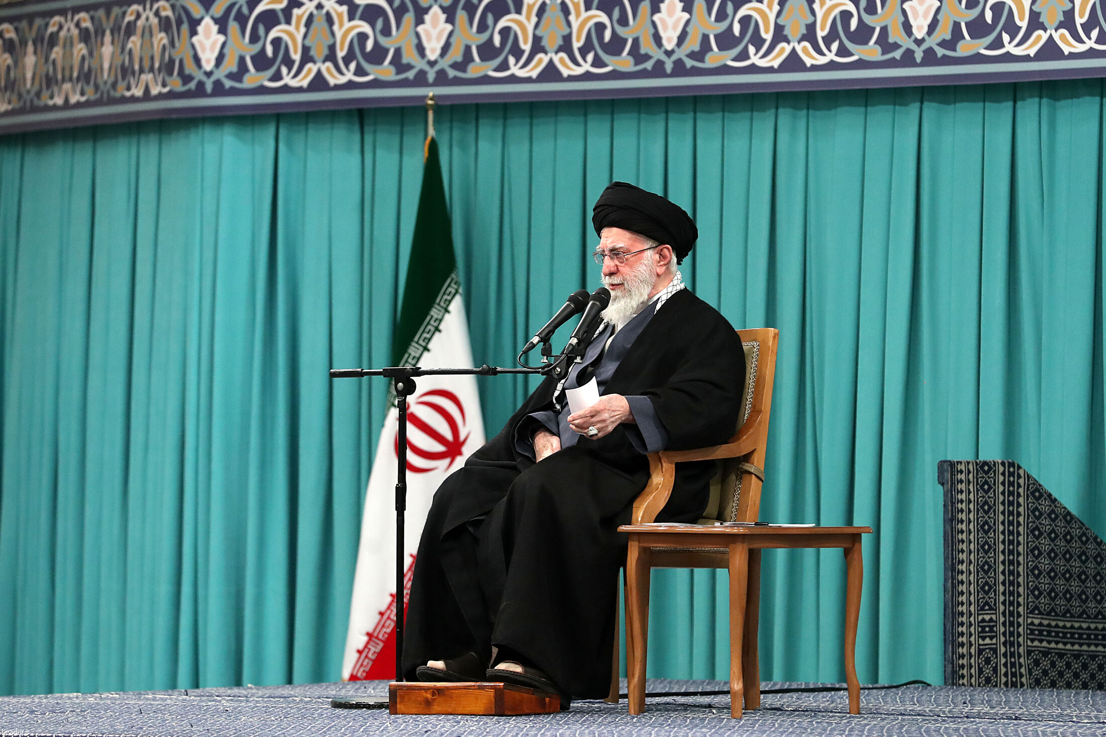 ملت ایران با وحدت کمر فتنه را شکست همه باهم برای ایران عزیز