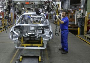 شرکت‌های خودروساز در افزایش قیمت محصولات باید تابع قانون باشند