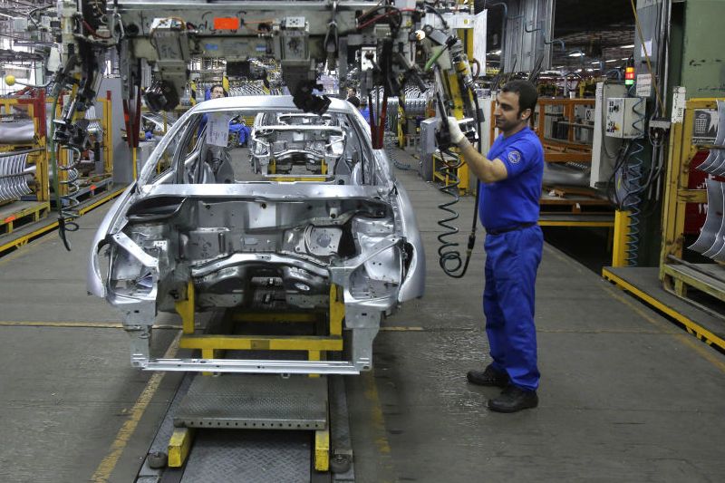 شرکت‌های خودروساز در افزایش قیمت محصولات باید تابع قانون باشند