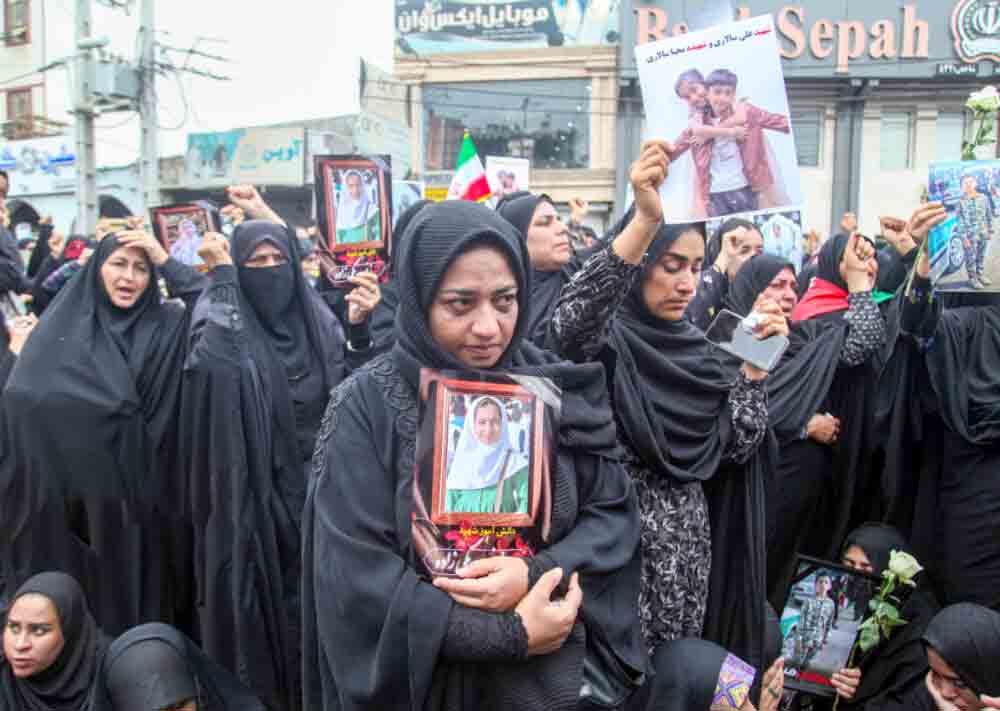 وداع با دانش‌آموزان پرپر شده میناب در نمایی از اتحاد ملی