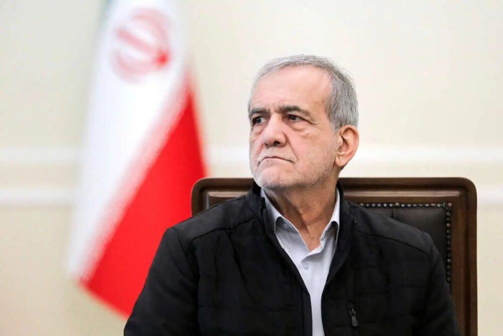 دشمن بدون توجه به موازین بین المللی جنایت می کند/ عذرخواهی از کشورهای همسایه