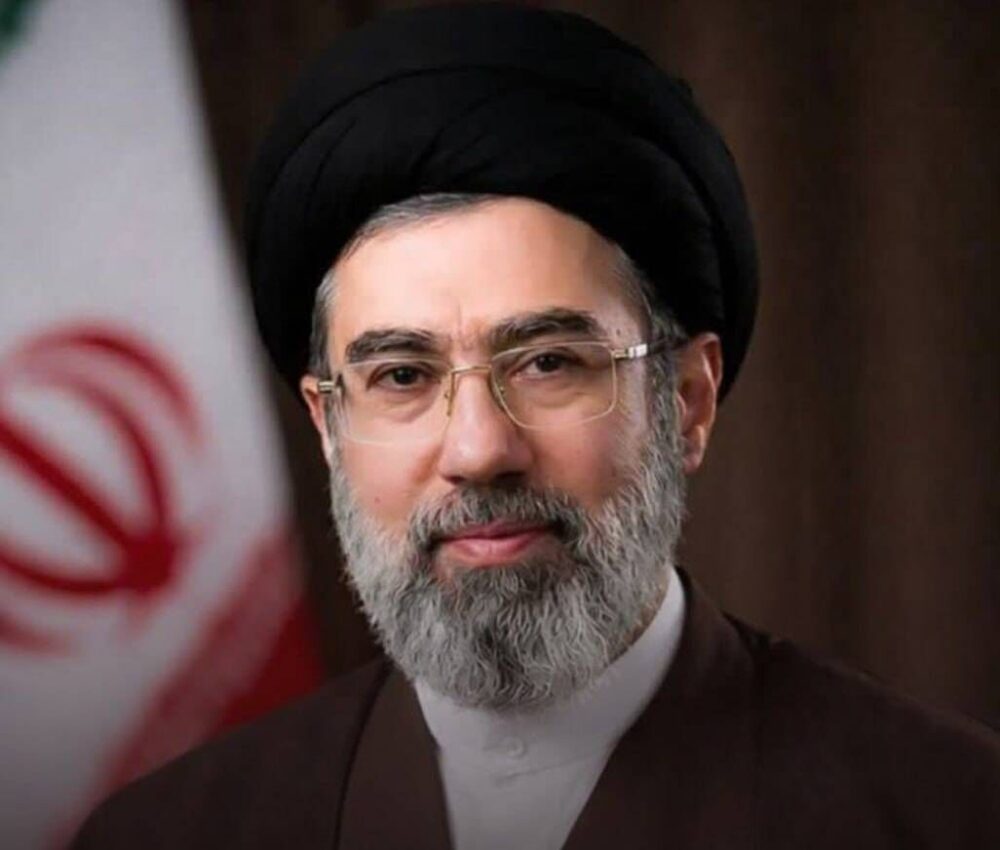 دستور رهبر معظم انقلاب به ادامه خدمت منصوبان رهبر شهید بر اساس احکام و تدابیر سابق