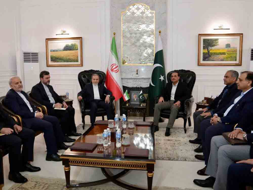 دیدار وزیر امورخارجه ایران با فرمانده ارتش پاکستان در اسلام‌آباد
