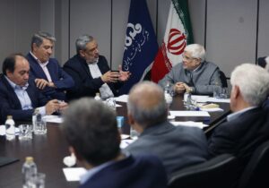 عارف: صنعت نفت در دوران جنگ درخشان ظاهر شد