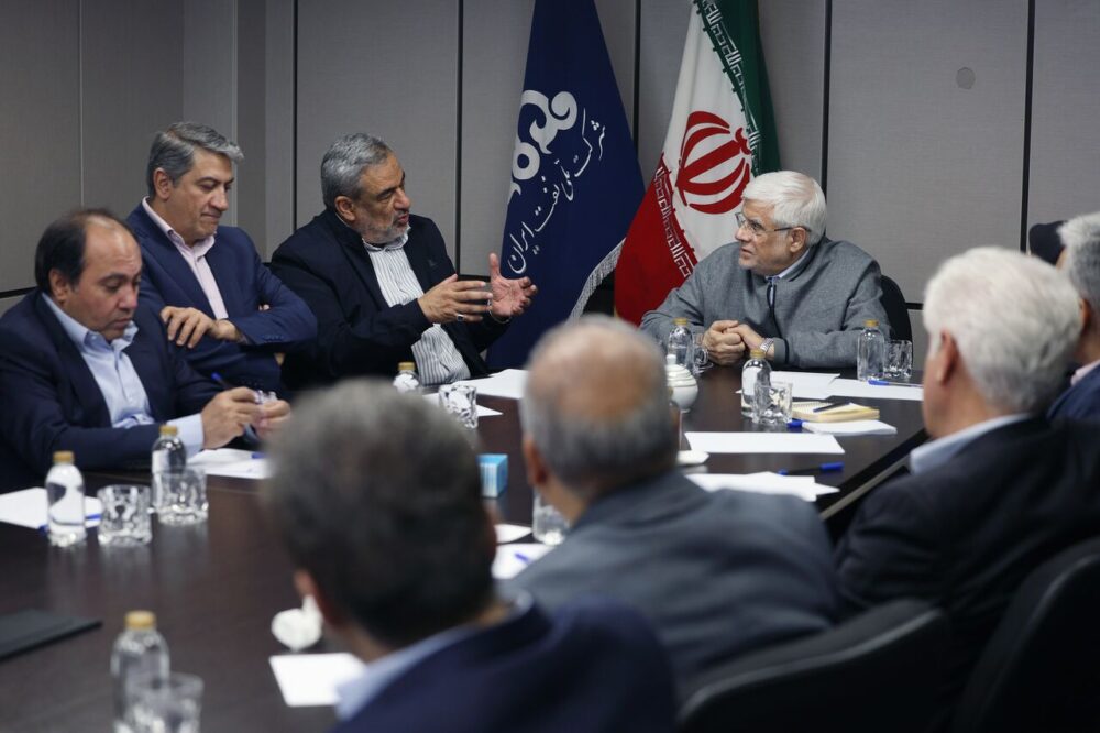 عارف: صنعت نفت در دوران جنگ درخشان ظاهر شد
