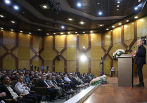 به‌هیچ‌وجه در برابر هیچ قدرتی سر خم نخواهیم کرد/ با عزت «گفت‌وگو» می‌کنیم