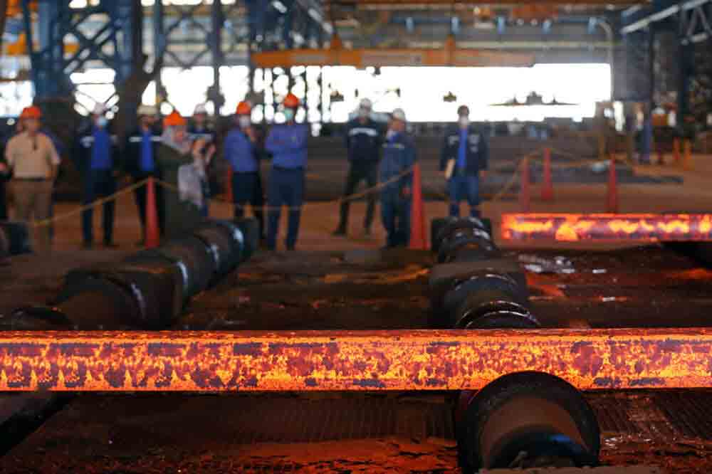 سایه محدودیت های تابستانه برق بر سر تولید فولاد و سیمان