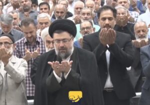 اقامه نماز ظهر و عصر به امامت حجت‌الاسلام والمسلمین سید یاسر خمینی در مراسم سی‌وهفتمین سالگرد ارتحال امام خمینی(س)