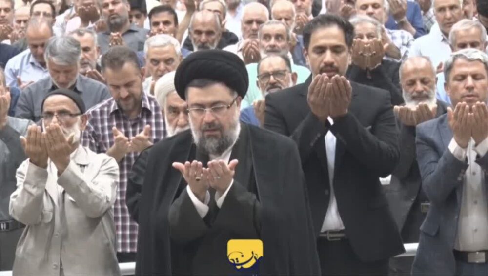 اقامه نماز ظهر و عصر به امامت حجت‌الاسلام والمسلمین سید یاسر خمینی در مراسم سی‌وهفتمین سالگرد ارتحال امام خمینی(س)