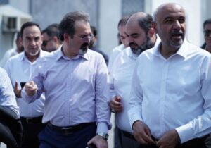 بازدید وزیر تعاون، کار و رفاه اجتماعی از بخش‌های آسیب‌دیده از جنگ پتروشیمی جم – جمهور نیوز