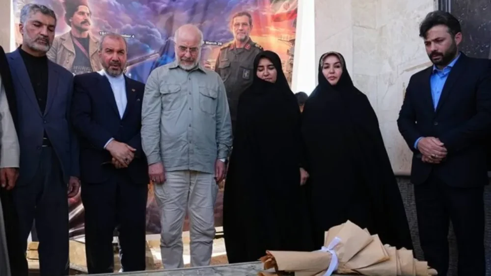 ادای احترام قالیباف به سردار مقاومت ملی رئیسعلی دلواری در نجف اشرف